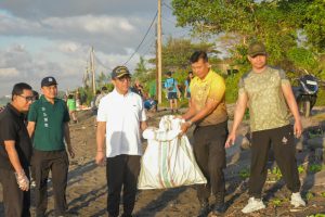 Wali Kota Denpasar, I Gusti Ngurah Jaya Negara bersama Wakil Wali Kota Denpasar, I Kadek Agus Arya Wibawa, Sekda Kota Denpasar, I Gusti Ngurah Eddy Mulya saat mengikuti aksi kebersihan dan penanaman pohon serentak yang dipusatkan di Pantai Padanggalak, Denpasar pada Sabtu (6/6).