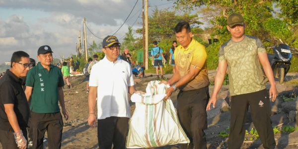 Wali Kota Denpasar, I Gusti Ngurah Jaya Negara bersama Wakil Wali Kota Denpasar, I Kadek Agus Arya Wibawa, Sekda Kota Denpasar, I Gusti Ngurah Eddy Mulya saat mengikuti aksi kebersihan dan penanaman pohon serentak yang dipusatkan di Pantai Padanggalak, Denpasar pada Sabtu (6/6).
