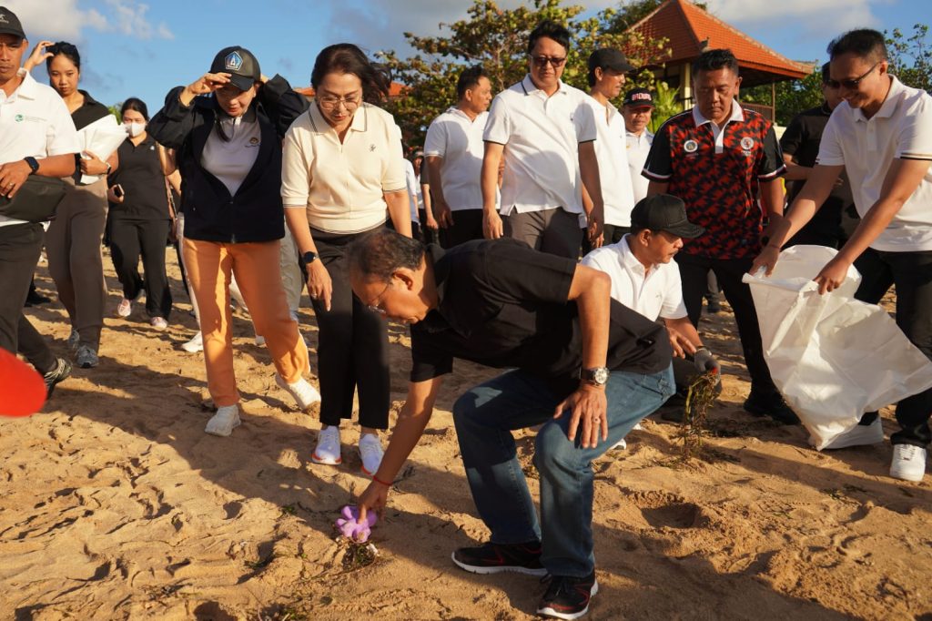 Bersih-bersih sampah di Pantai Samuh, Kelurahan Benoa, Kuta Selatan, Sabtu (6/6/2026).
