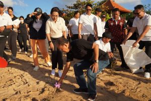 Bersih-bersih sampah di Pantai Samuh, Kelurahan Benoa, Kuta Selatan, Sabtu (6/6/2026).