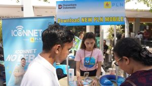 Petugas PLN memberikan informasi dan pendampingan kepada pengunjung yang mengunjungi Booth PLN pada gelaran Bali Jagadhita 2026 di Mall Bali Galeria, Denpasar, Sabtu (6/6).