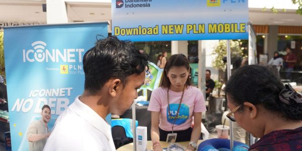 Petugas PLN memberikan informasi dan pendampingan kepada pengunjung yang mengunjungi Booth PLN pada gelaran Bali Jagadhita 2026 di Mall Bali Galeria, Denpasar, Sabtu (6/6).