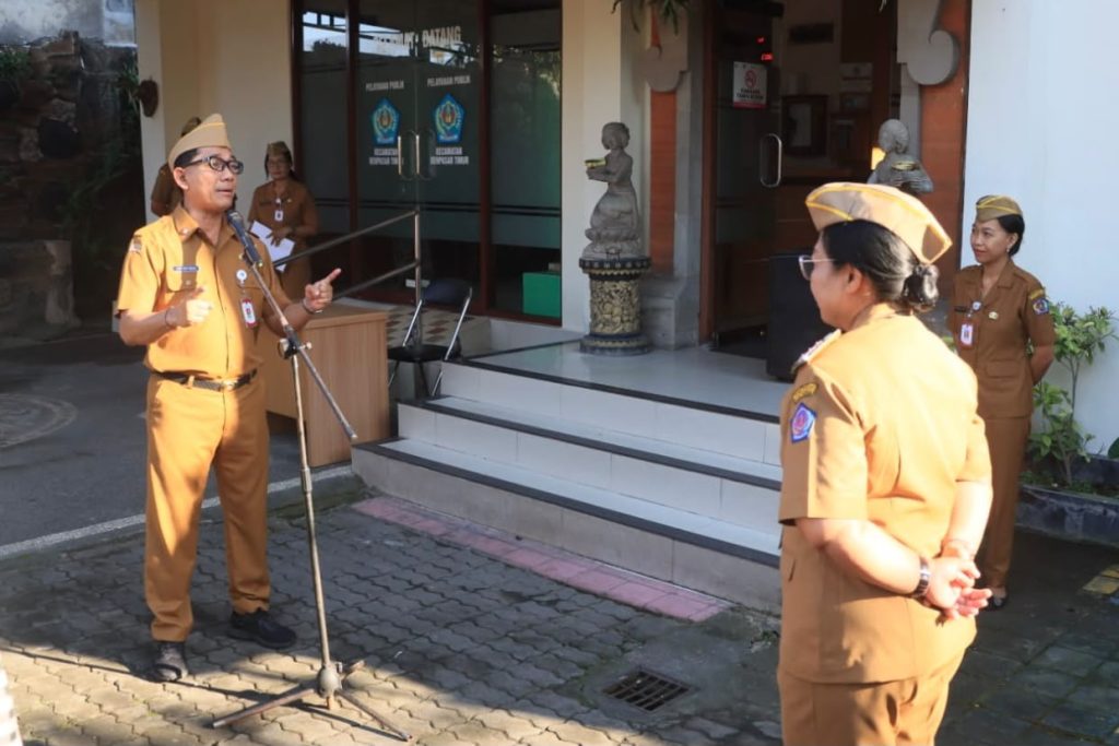 Sekda Kota Denpasar I Gusti Ngurah Eddy Mulya dalam kesempatan memimpin Apel Disiplin ASN serta berkesempatan meninjau ruang pelayanan publik di Kantor Camat Denpasar Timur, Senin (8/6)