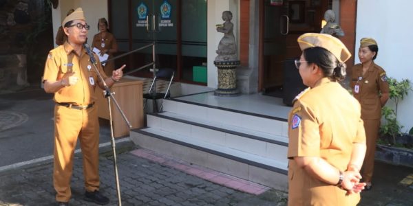Sekda Kota Denpasar I Gusti Ngurah Eddy Mulya dalam kesempatan memimpin Apel Disiplin ASN serta berkesempatan meninjau ruang pelayanan publik di Kantor Camat Denpasar Timur, Senin (8/6)