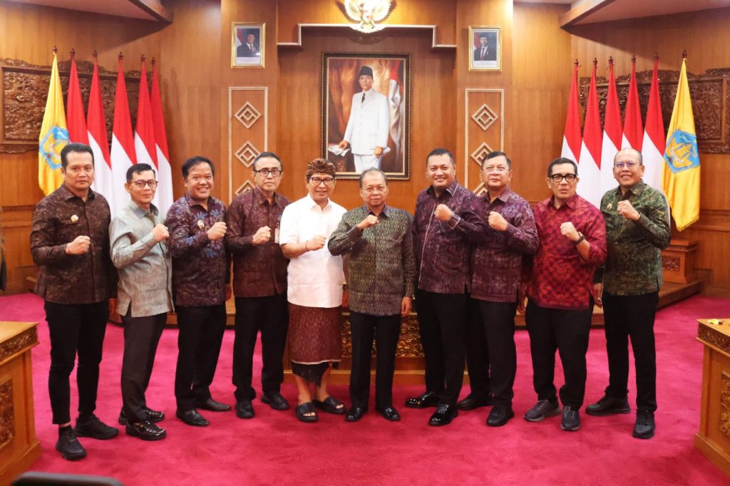 Gubernur Bali Wayan Koster bersama Bupati dan Wali Kota.