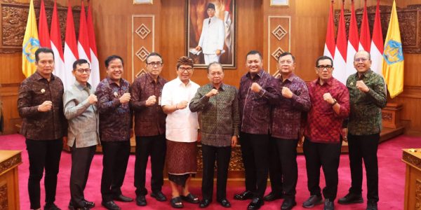Gubernur Bali Wayan Koster bersama Bupati dan Wali Kota.