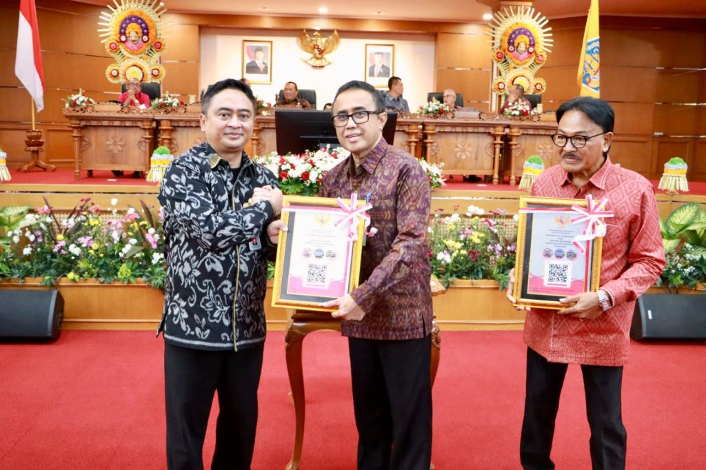 Wali Kota Denpasar, I Gusti Ngurah Jaya Negara (tengah) dan Ketua DPRD Kota Denpasar I Gusti Ngurah Gede (kanan) saat menerima LHP dari BPK RI Perwakilan Bali, Senin (8/6/2026).