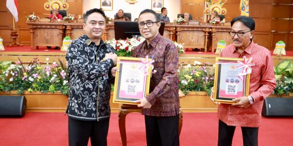 Wali Kota Denpasar, I Gusti Ngurah Jaya Negara (tengah) dan Ketua DPRD Kota Denpasar I Gusti Ngurah Gede (kanan) saat menerima LHP dari BPK RI Perwakilan Bali, Senin (8/6/2026).