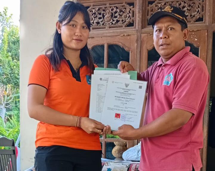 Ketua PKBM Dharma Sedana Santhi I Wayan Pasek Sujena (kanan) saat menyerahkan ijazah kepada peserta didik.