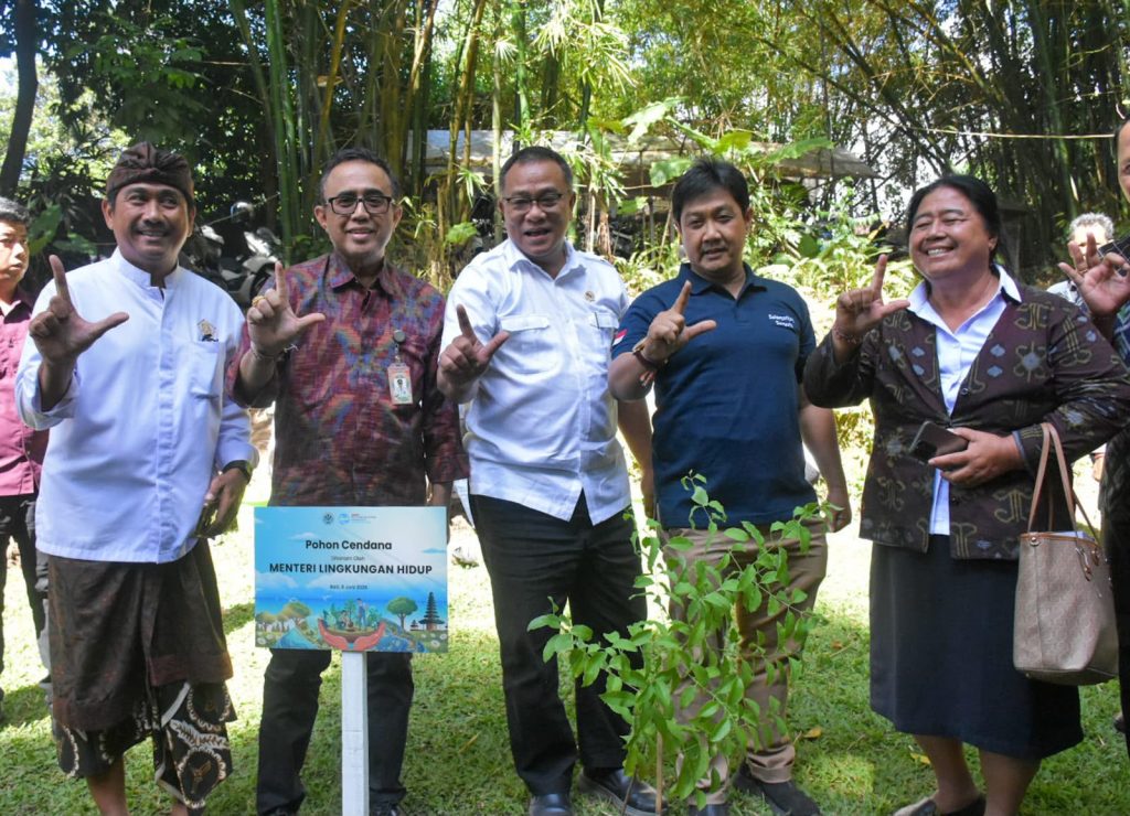 Wali Kota Denpasar, I Gusti Ngurah Jaya Negara saat mendampingi Kunjungan Menteri Lingkungan Hidup (LH) / Kepala Badan Pengendalian Lingkungan Hidup, Mohammad Jumhur Hidayat di Kawasan Tukad Bindu, Kelurahan Kesiman, Denpasar, Selasa (9/6).