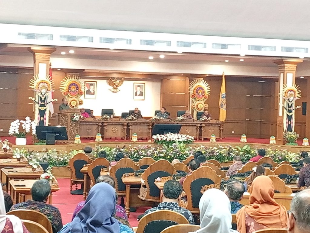 Rapat Paripurna ke-39 DPRD Bali Agenda Penyerahan LHP BPK RI, Senin (8/6) di Gedung Uttama Kantor DPRD Provinsi Bali.