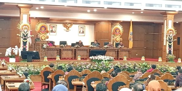 Rapat Paripurna ke-39 DPRD Bali Agenda Penyerahan LHP BPK RI, Senin (8/6) di Gedung Uttama Kantor DPRD Provinsi Bali.