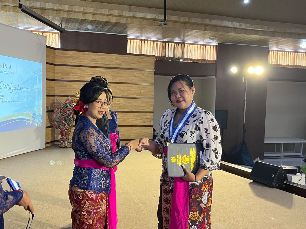 Pelepasan Siswa SMP Nasional Denpasar, Selasa (9/6) di Aula Spenas.