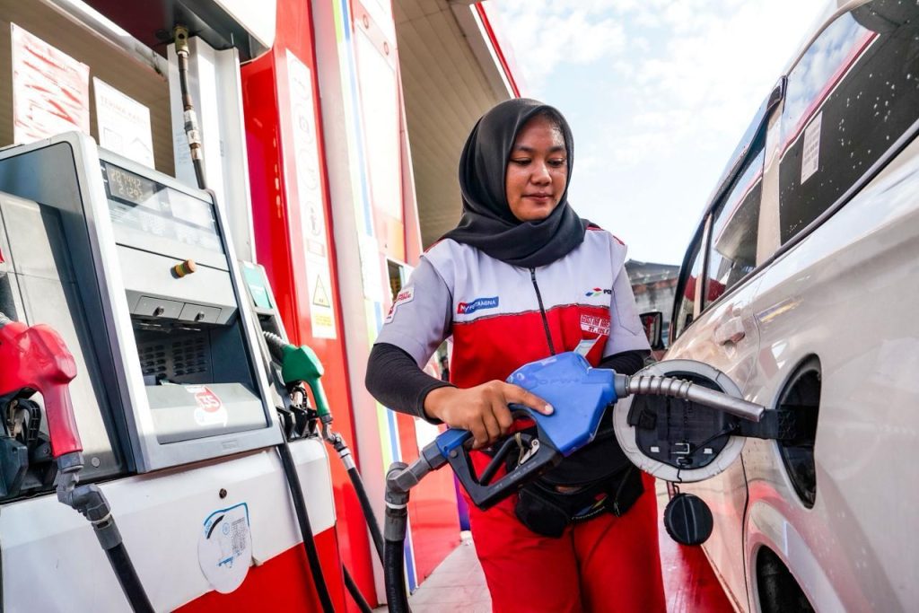 Salah satu Petugas SPBU saat mengisi BBM jenis Pertamax.