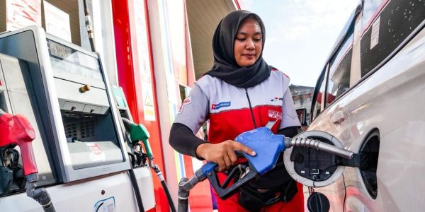 Salah satu Petugas SPBU saat mengisi BBM jenis Pertamax.