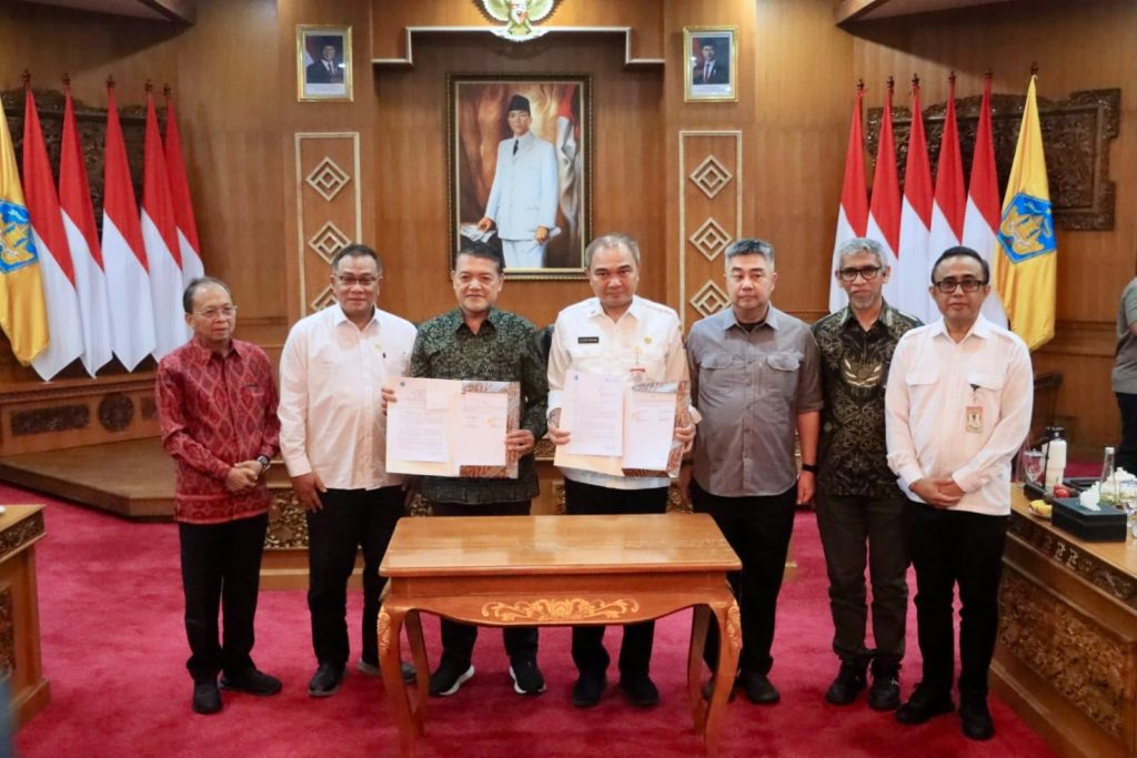 Penandatanganan PKS antara Pemerintah Kota Denpasar dan PT Pelabuhan Indonesia (Persero) Regional 3 yang disaksikan langsung oleh Menteri Lingkungan Hidup/Kepala Badan Pengendalian Lingkungan Hidup, Mohammad Jumhur Hidayat, Gubernur Bali Wayan Koster, jajaran Forkopimda Provinsi Bali, perwakilan Danantara, Wali Kota Denpasar I Gusti Ngurah Jaya Negara, serta para bupati se-Bali, pada Rabu (10/6).
