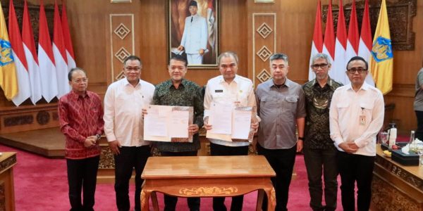 Penandatanganan PKS antara Pemerintah Kota Denpasar dan PT Pelabuhan Indonesia (Persero) Regional 3 yang disaksikan langsung oleh Menteri Lingkungan Hidup/Kepala Badan Pengendalian Lingkungan Hidup, Mohammad Jumhur Hidayat, Gubernur Bali Wayan Koster, jajaran Forkopimda Provinsi Bali, perwakilan Danantara, Wali Kota Denpasar I Gusti Ngurah Jaya Negara, serta para bupati se-Bali, pada Rabu (10/6).