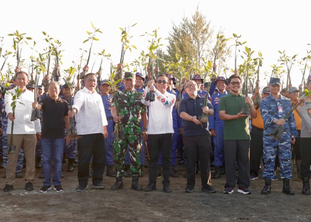 Upaya memuliakan bumi, Wali Kota Denpasar, I Gusti Ngurah Jaya Negara bersama Menteri Lingkungan Hidup/Kepala BPLH RI, Mohammad Jumhur Hidayat dan Gubernur Bali, I Wayan Koster mengikuti aksi penanaman 3.000 pohon mangrove di Mangrove Arboretum Park, Pedungan, Rabu (10/6).