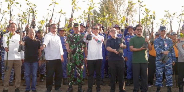 Upaya memuliakan bumi, Wali Kota Denpasar, I Gusti Ngurah Jaya Negara bersama Menteri Lingkungan Hidup/Kepala BPLH RI, Mohammad Jumhur Hidayat dan Gubernur Bali, I Wayan Koster mengikuti aksi penanaman 3.000 pohon mangrove di Mangrove Arboretum Park, Pedungan, Rabu (10/6).