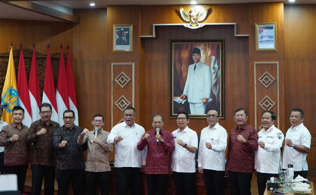 Menteri LH, Gubernur dan Kepala Daerah Se-Bali Deklarasi Bali Pilah Sampah usai Rakor di Kertha Sabha, Rabu (10/6).