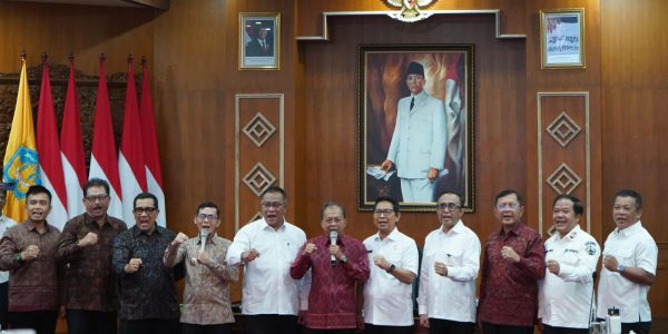 Menteri LH, Gubernur dan Kepala Daerah Se-Bali Deklarasi Bali Pilah Sampah usai Rakor di Kertha Sabha, Rabu (10/6).
