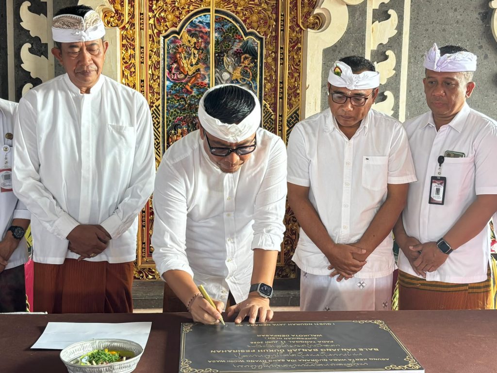 Wakil Wali Kota Denpasar, I Kadek Agus Arya Wibawa menghadiri Upacara Melaspas Pura Banjar Ratu Begawan Penyarikan, Bale Kulkul lan Bale Panjang di Banjar Dukuh Pesirahan, Desa Adat Pedungan, Kamis (11/6).