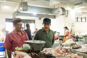 Asisten Perekonomian dan Pembangunan Setda Badung saat mengecek Stabilitas Harga dan Pasokam Pangan di Pasar.