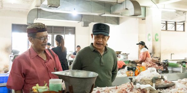 Asisten Perekonomian dan Pembangunan Setda Badung saat mengecek Stabilitas Harga dan Pasokam Pangan di Pasar.
