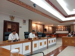 Senior Manager Komunikasi dan Aset Properti PLN UID Bali Imbar Sutanto (tengah), Manager Biro K3L I Made Ariana (kiri),serta MDA Provinsi Bali I.B. Purwa Sidemen, S.Ag., M.Si (kanan).