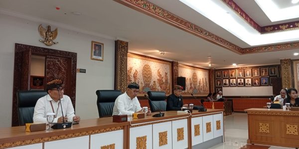 Senior Manager Komunikasi dan Aset Properti PLN UID Bali Imbar Sutanto (tengah), Manager Biro K3L I Made Ariana (kiri),serta MDA Provinsi Bali I.B. Purwa Sidemen, S.Ag., M.Si (kanan).