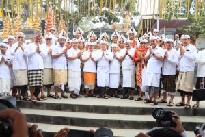 Kehadiran Gubernur Bali Wayan Koster, Ketua DPP PDI Perjuangan Bidang UMKM, Ekonomi Kreatif, dan Ekonomi Digital Prananda Prabowo didampingi Wali Kota Denpasar I Gusti Ngurah Jaya Negara dan para bupati/wakil bupati se-Bali dalam rangkaian Upacara Tawur di Pura Dang Kahyangan Payogan Agung Segara Rupek dan Pura Taman Beji Segara Rupek, Desa Sumberklampok, Kecamatan Gerokgak, Kabupaten Buleleng, Jumat (12/6).