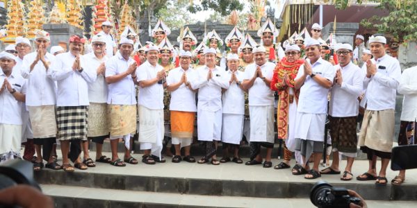 Kehadiran Gubernur Bali Wayan Koster, Ketua DPP PDI Perjuangan Bidang UMKM, Ekonomi Kreatif, dan Ekonomi Digital Prananda Prabowo didampingi Wali Kota Denpasar I Gusti Ngurah Jaya Negara dan para bupati/wakil bupati se-Bali dalam rangkaian Upacara Tawur di Pura Dang Kahyangan Payogan Agung Segara Rupek dan Pura Taman Beji Segara Rupek, Desa Sumberklampok, Kecamatan Gerokgak, Kabupaten Buleleng, Jumat (12/6).