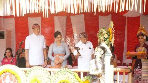 Wamenpar RI (tengah), Gubernur Bali (kanan) dan Ketua DPRD Provinsi Bali (kiri) saat membuka Peed Aya PKB XLVIII, Sabtu (13/6) di depan Bajra Sandhi.