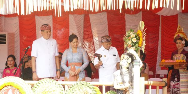 Wamenpar RI (tengah), Gubernur Bali (kanan) dan Ketua DPRD Provinsi Bali (kiri) saat membuka Peed Aya PKB XLVIII, Sabtu (13/6) di depan Bajra Sandhi.