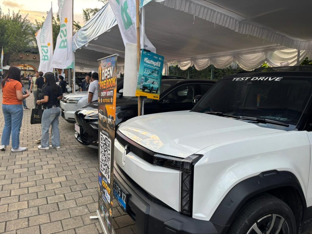 Berbagai kendaraan listrik dipamerkan dalam kegiatan BSI Oto di Denpasar, Sabtu (13/6), sebagai upaya memperkenalkan pilihan kendaraan ramah lingkungan kepada masyarakat.