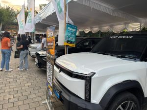 Berbagai kendaraan listrik dipamerkan dalam kegiatan BSI Oto di Denpasar, Sabtu (13/6), sebagai upaya memperkenalkan pilihan kendaraan ramah lingkungan kepada masyarakat.