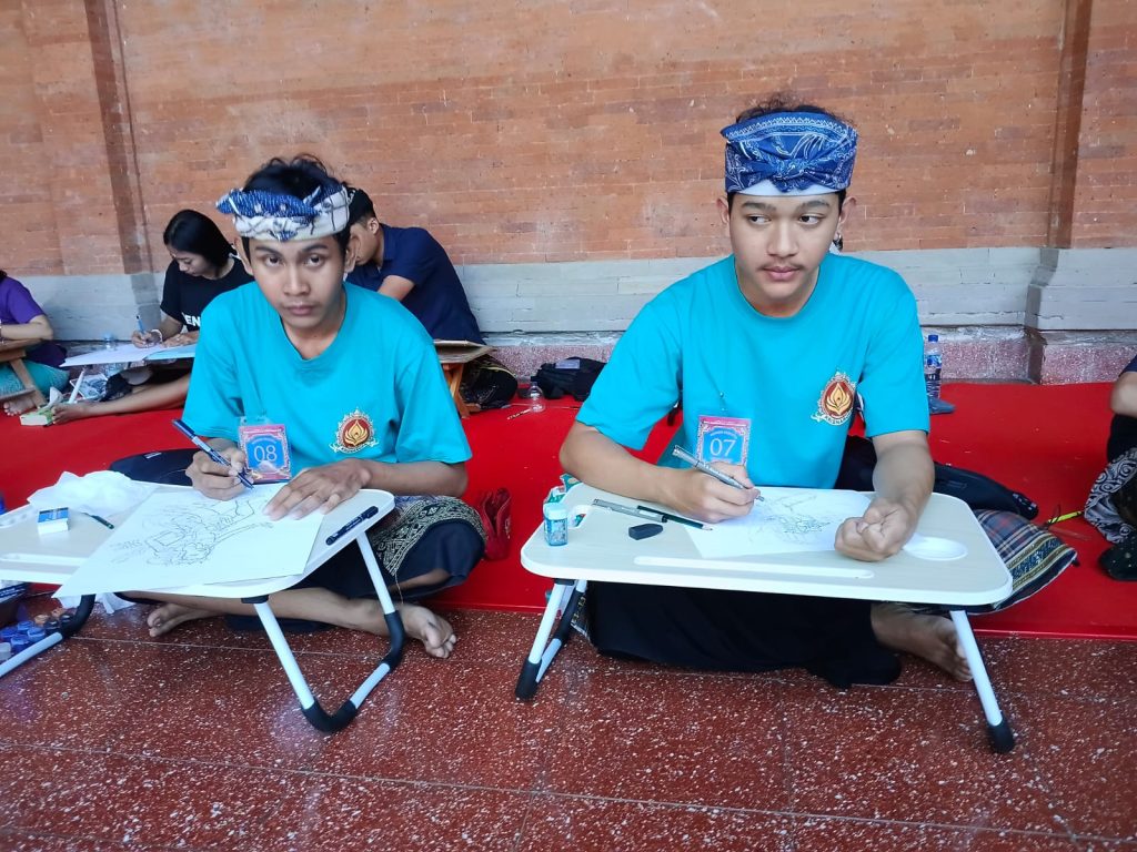 Dua Peserta Lukis Wayang Klasik Bali Duta Kabupaten Badung serangkaian Pesta Kesenian Bali (PKB) ke-48, di pelataran Museum Taman Budaya Art Center, Senin (15/6/2026).