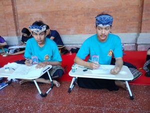 Dua Peserta Lukis Wayang Klasik Bali Duta Kabupaten Badung serangkaian Pesta Kesenian Bali (PKB) ke-48, di pelataran Museum Taman Budaya Art Center, Senin (15/6/2026).