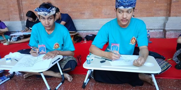 Dua Peserta Lukis Wayang Klasik Bali Duta Kabupaten Badung serangkaian Pesta Kesenian Bali (PKB) ke-48, di pelataran Museum Taman Budaya Art Center, Senin (15/6/2026).