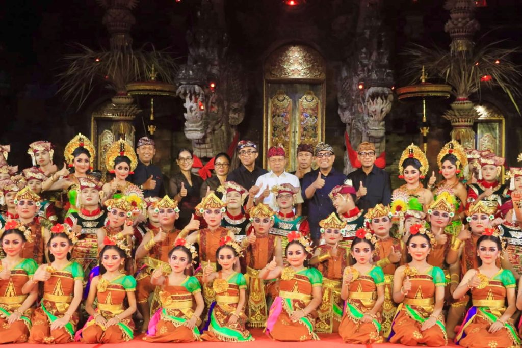 Gubernur Bali, Wayan Koster, Wali Kota Denpasar, I Gusti Ngurah Jaya Negara, Wakil Wali Kota Denpasar, I Kadek Agus Arya Wibawa, Anggota DPRD Provinsi Bali I Gusti Ngurah Gede Marhaendra Jaya, Ketua Komisi II DPRD Kota Denpasar I Wayan Sutama, Sekda Kota Denpasar I Gusti Ngurah Eddy Mulya, Ketua TP PKK Kota Denpasar Ny. Sagung Antari Jaya Negara dalam kesempatan menyaksikan penampilan Duta Gong Kebyar Anak-Anak Duta Kota Denpasar dalam ajang PKB XLVIII Tahun 2026 di Panggung Terbuka Ardha Candra, Taman Budaya Provinsi Bali, Senin (15/6).
