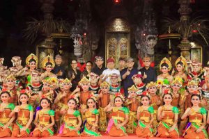 Gubernur Bali, Wayan Koster, Wali Kota Denpasar, I Gusti Ngurah Jaya Negara, Wakil Wali Kota Denpasar, I Kadek Agus Arya Wibawa, Anggota DPRD Provinsi Bali I Gusti Ngurah Gede Marhaendra Jaya, Ketua Komisi II DPRD Kota Denpasar I Wayan Sutama, Sekda Kota Denpasar I Gusti Ngurah Eddy Mulya, Ketua TP PKK Kota Denpasar Ny. Sagung Antari Jaya Negara dalam kesempatan menyaksikan penampilan Duta Gong Kebyar Anak-Anak Duta Kota Denpasar dalam ajang PKB XLVIII Tahun 2026 di Panggung Terbuka Ardha Candra, Taman Budaya Provinsi Bali, Senin (15/6).