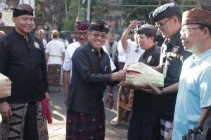 Penyerahkan secara simbolis paket daging babi kepada pecalang, Bendesa Adat, dan masyarakat di halaman Kantor Bakesbangpol Kota Denpasar, Senin (15/6), menjelang Hari Suci Galungan dan Kuningan.