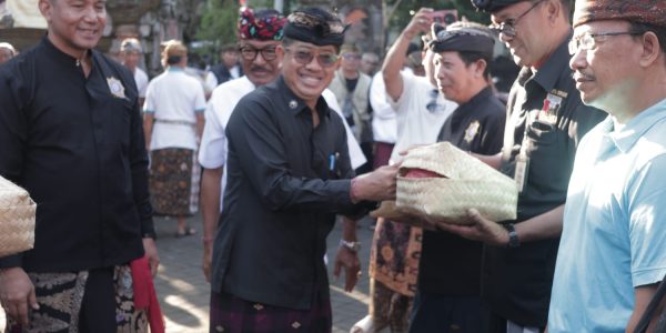 Penyerahkan secara simbolis paket daging babi kepada pecalang, Bendesa Adat, dan masyarakat di halaman Kantor Bakesbangpol Kota Denpasar, Senin (15/6), menjelang Hari Suci Galungan dan Kuningan.