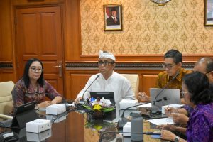 Wali Kota Denpasar, I Gusti Ngurah Jaya Negara saat mengikuti kegiatan Presentasi Validasi Data Indeks Pengelolaan Keuangan Daerah (IPKD) Tahun Anggaran 2024 Tahun Ukur 2025 yang dilaksanakan secara daring dari Kantor Walikota Denpasar pada Kamis (18/6).