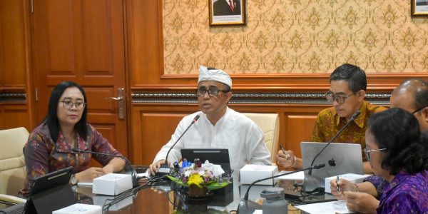 Wali Kota Denpasar, I Gusti Ngurah Jaya Negara saat mengikuti kegiatan Presentasi Validasi Data Indeks Pengelolaan Keuangan Daerah (IPKD) Tahun Anggaran 2024 Tahun Ukur 2025 yang dilaksanakan secara daring dari Kantor Walikota Denpasar pada Kamis (18/6).
