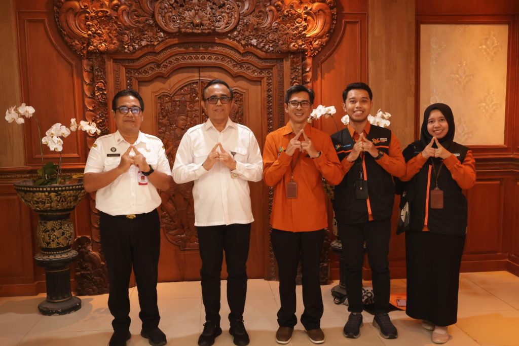 Wali Kota Denpasar, I Gusti Ngurah Jaya Negara bersama jajaran BPS saat mengikuti pendataan Sensus Ekonomi 2026 (SE2026) di Kantor Walikota Denpasar, Jumat (19/6).