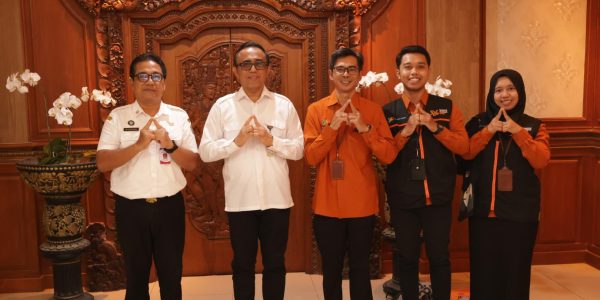 Wali Kota Denpasar, I Gusti Ngurah Jaya Negara bersama jajaran BPS saat mengikuti pendataan Sensus Ekonomi 2026 (SE2026) di Kantor Walikota Denpasar, Jumat (19/6).