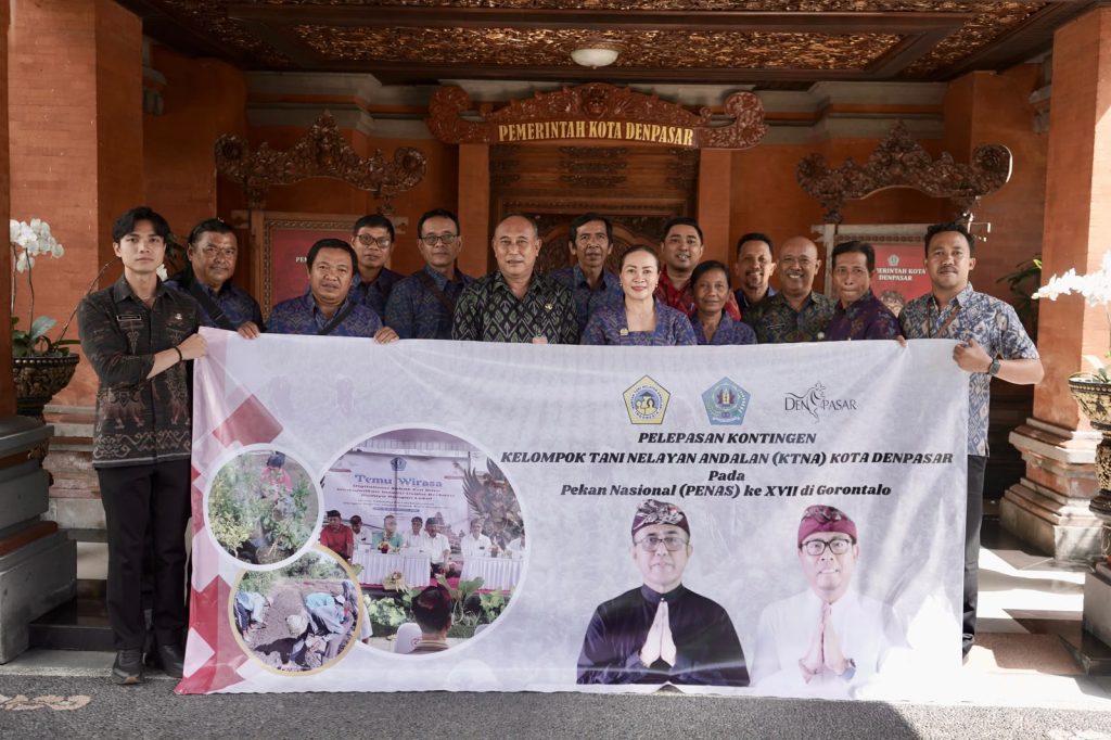 Wali Kota Denpasar, IGN Jaya Negara saat melepas secara resmi kontingen Kelompok Tani Nelayan Andalan (KTNA) Kota Denpasar yang akan berlaga mewakili Provinsi Bali di Pekan Nasional (Penas) XVII Tahun 2026 di Kantor Walikota Denpasar, Jumat (19/6).
