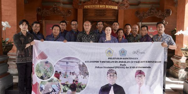 Wali Kota Denpasar, IGN Jaya Negara saat melepas secara resmi kontingen Kelompok Tani Nelayan Andalan (KTNA) Kota Denpasar yang akan berlaga mewakili Provinsi Bali di Pekan Nasional (Penas) XVII Tahun 2026 di Kantor Walikota Denpasar, Jumat (19/6).