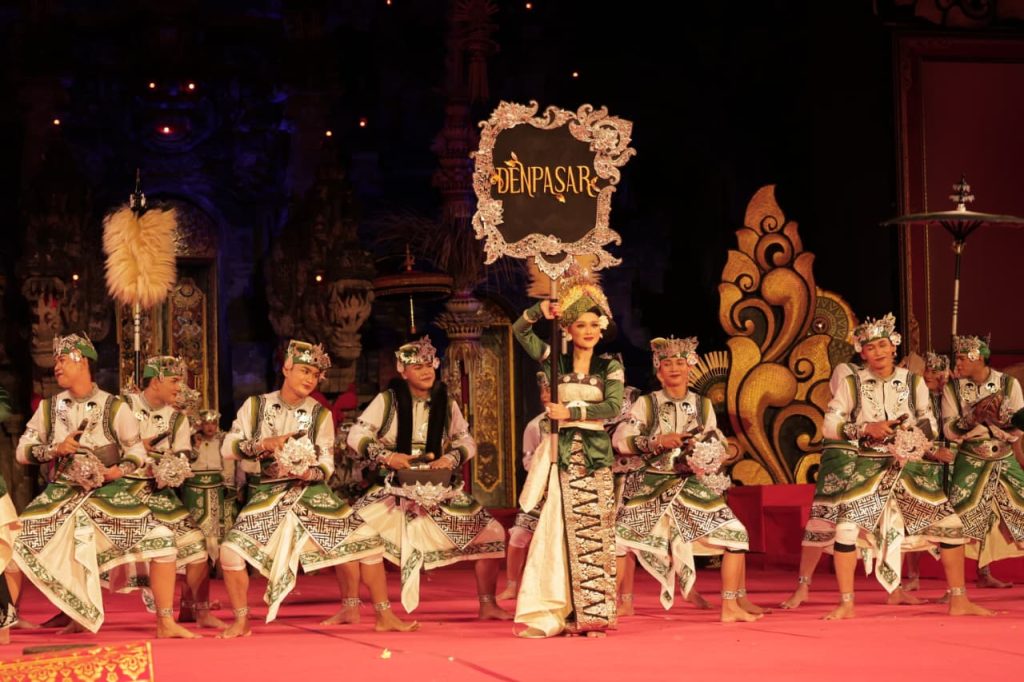 Penampilan Duta Kota Denpasar, Sekaa Gong Kencana Wiguna Banjar Kehen Kesiman, Desa Kesiman Petilan, Denpasar Timur saat membawakan garapan “Reng Roh” pada Wimbakara Baleganjur Remaja PKB XVIII Tahun 2026 di Kalangan Ardha Candra, Art Center Denpasar, Jumat (19/6).